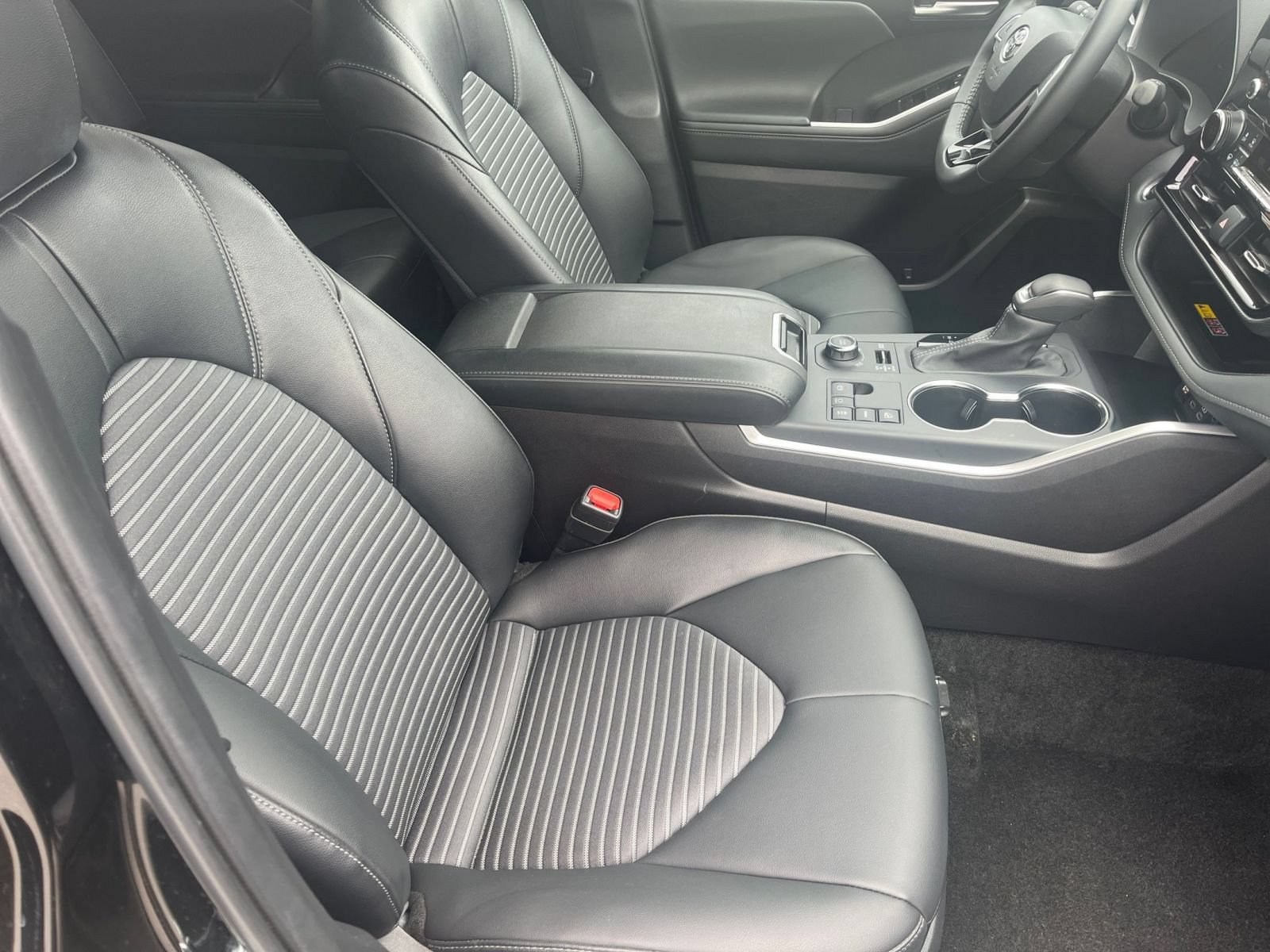 Used 2025 Toyota Highlander XSE AWD/4WD image 38