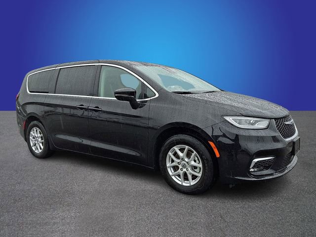 Used 2024 Chrysler Pacifica Touring-L image 3