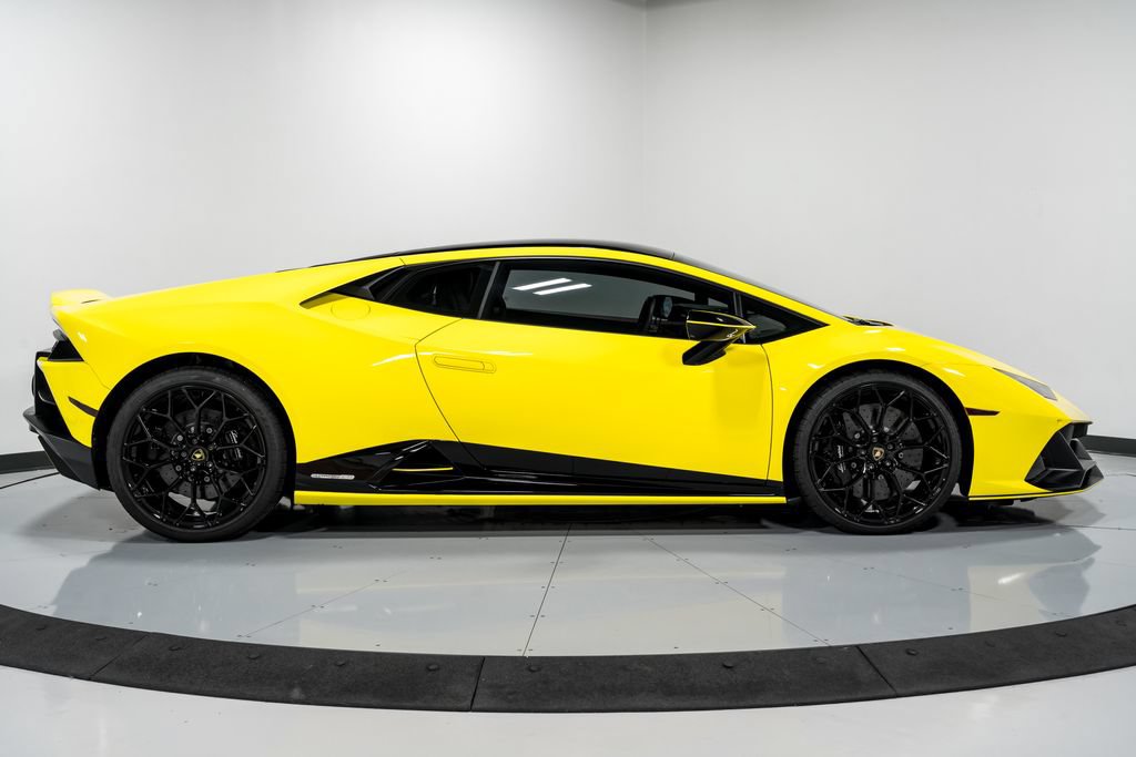 Used 2022 Lamborghini Huracan EVO AWD/4WD image 2