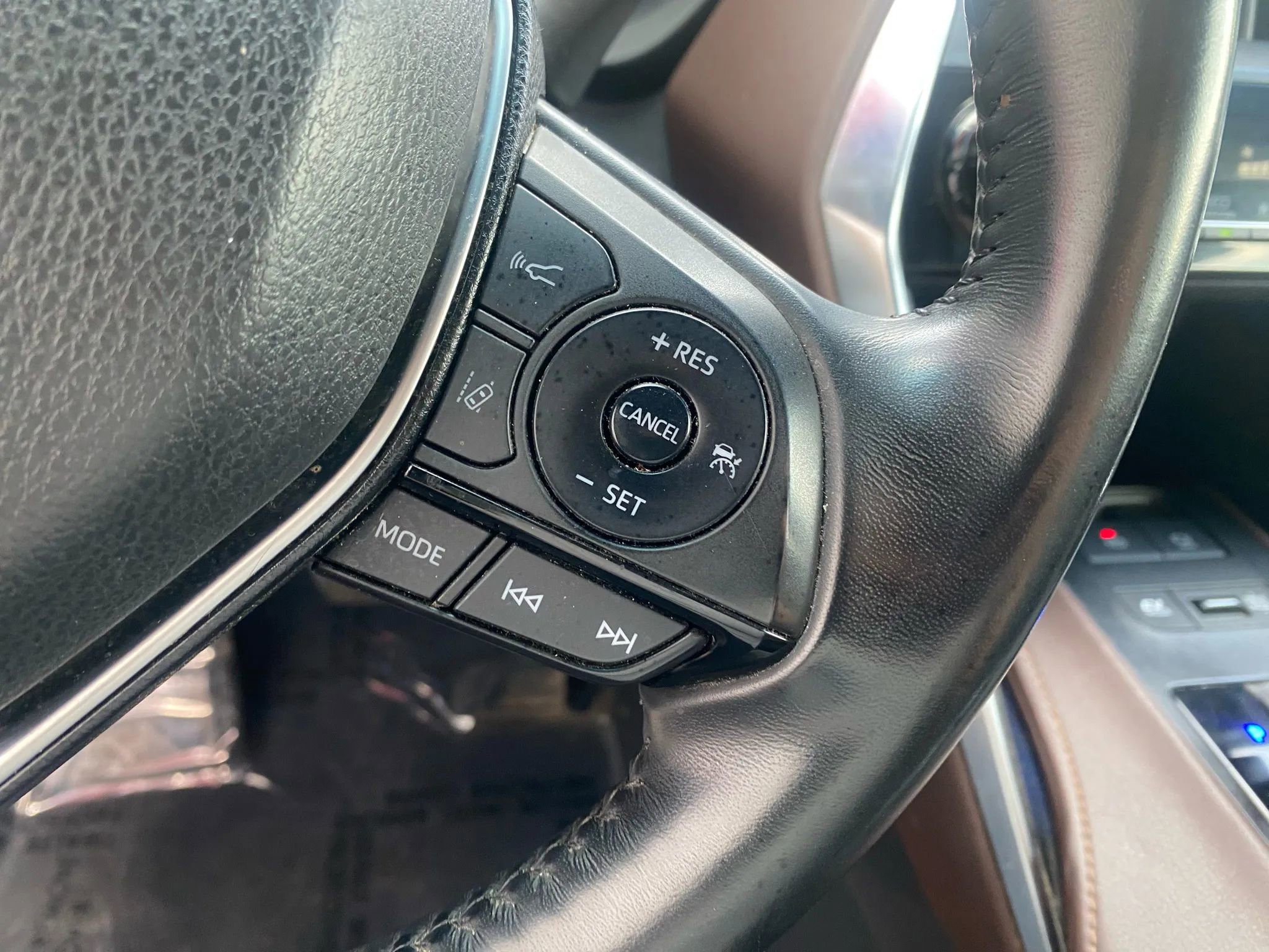 Used 2022 Toyota Venza XLE image 12