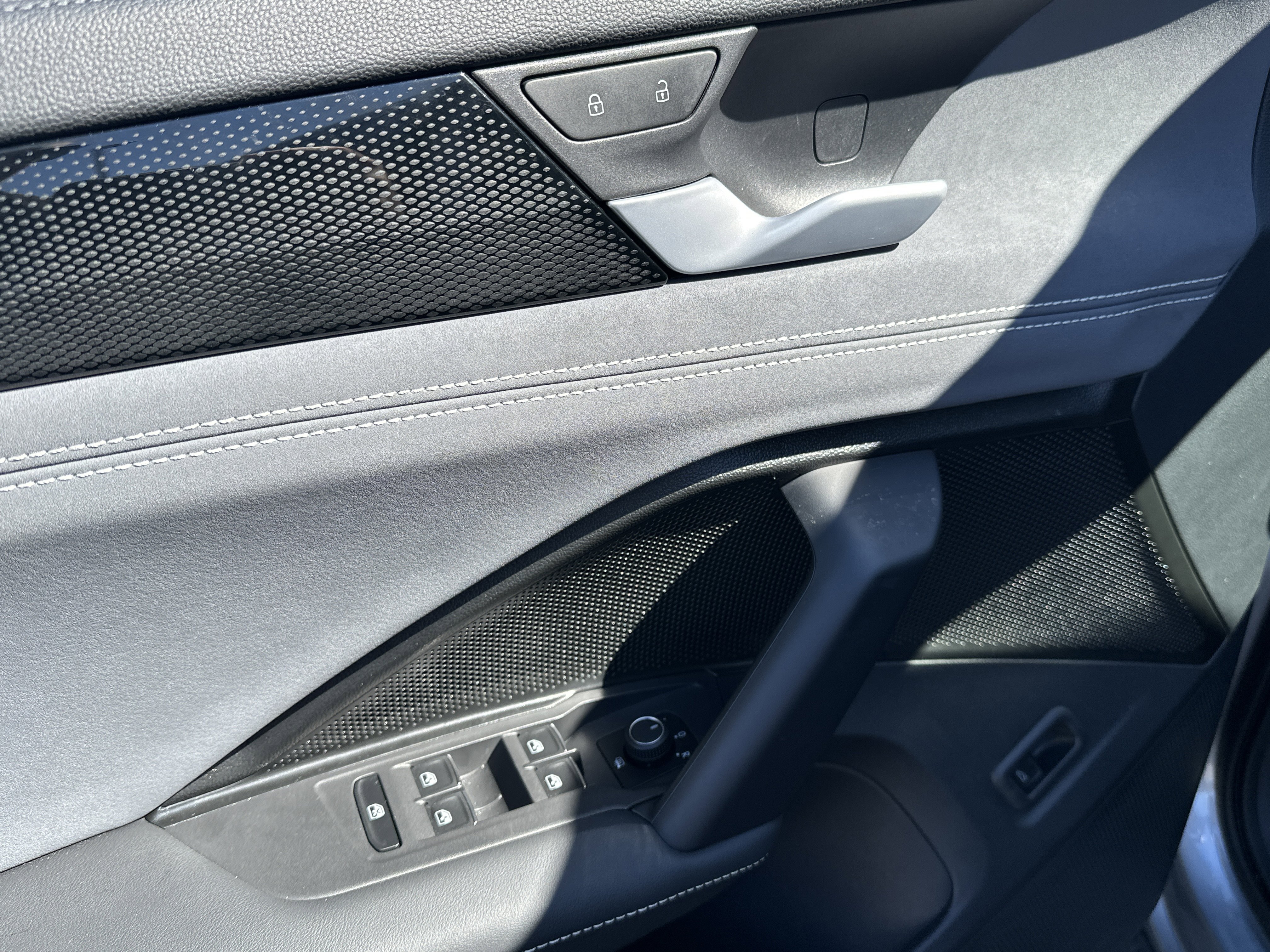 Certified 2025 Volkswagen Tiguan SE image 17