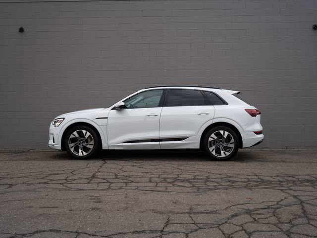 Used 2022 Audi e-tron Premium w/ Convenience Plus Package image 2