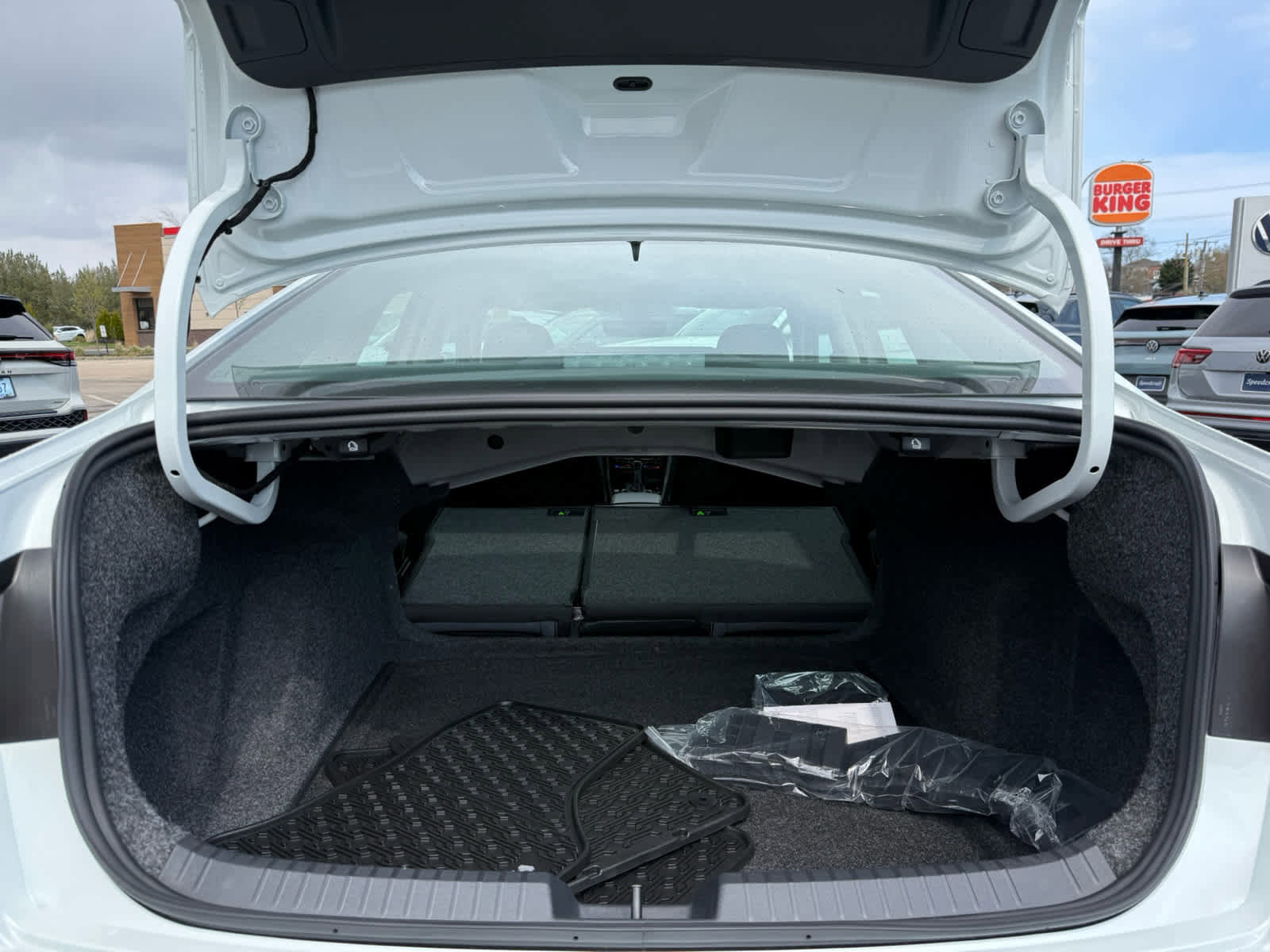 Used 2026 Volkswagen Jetta SE FWD image 14