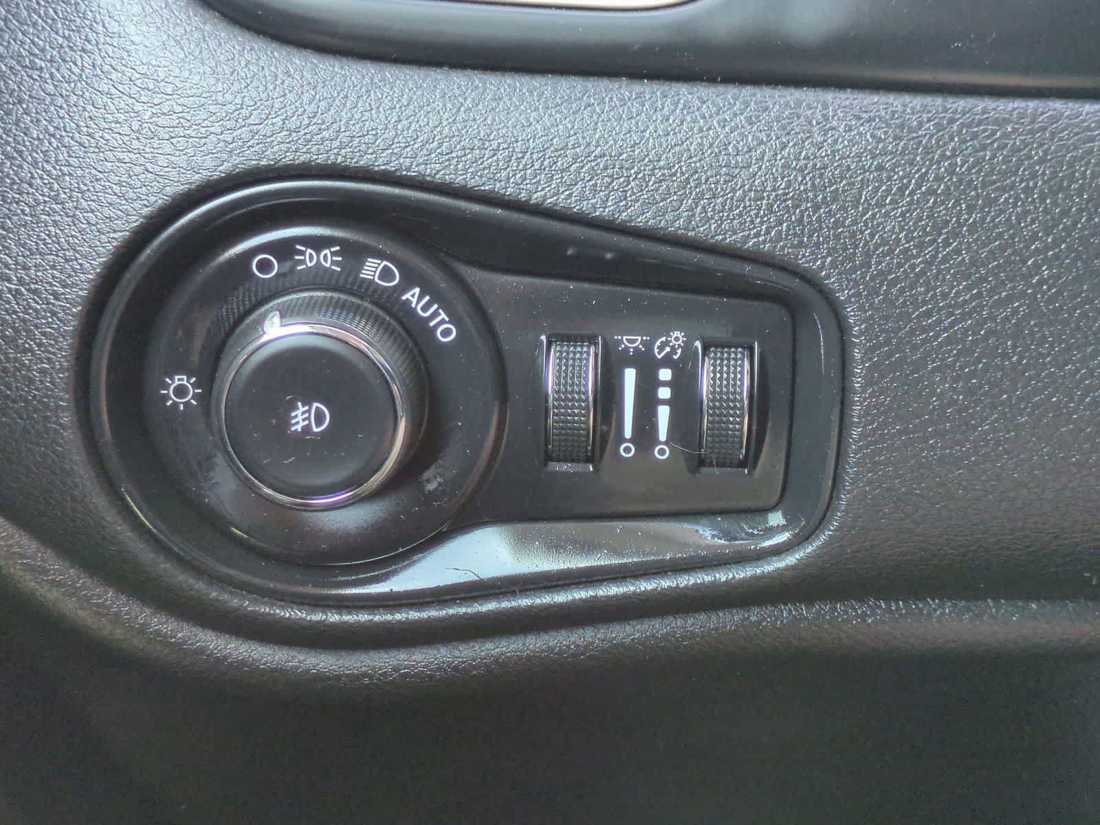 Used 2015 Jeep Renegade Limited FWD image 28