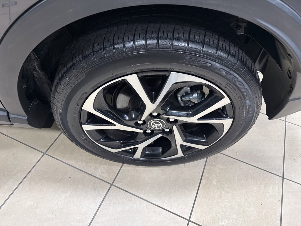 Used 2022 Toyota C-HR XLE image 10