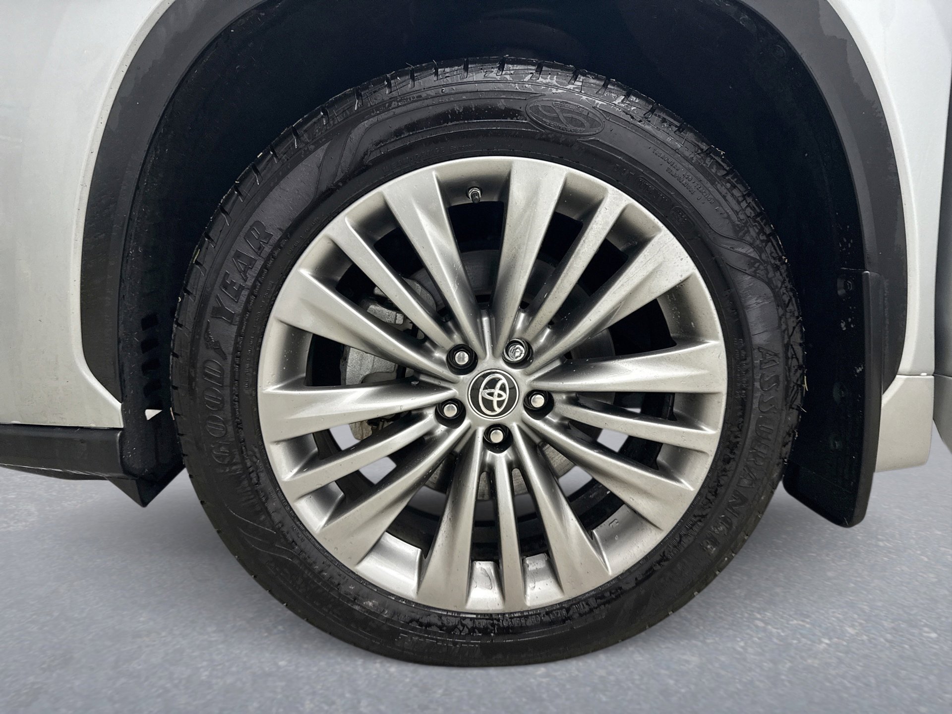 Used 2020 Toyota Highlander Platinum image 11