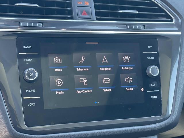 Used 2022 Volkswagen Tiguan SE w/ Panoramic Sunroof Package image 11