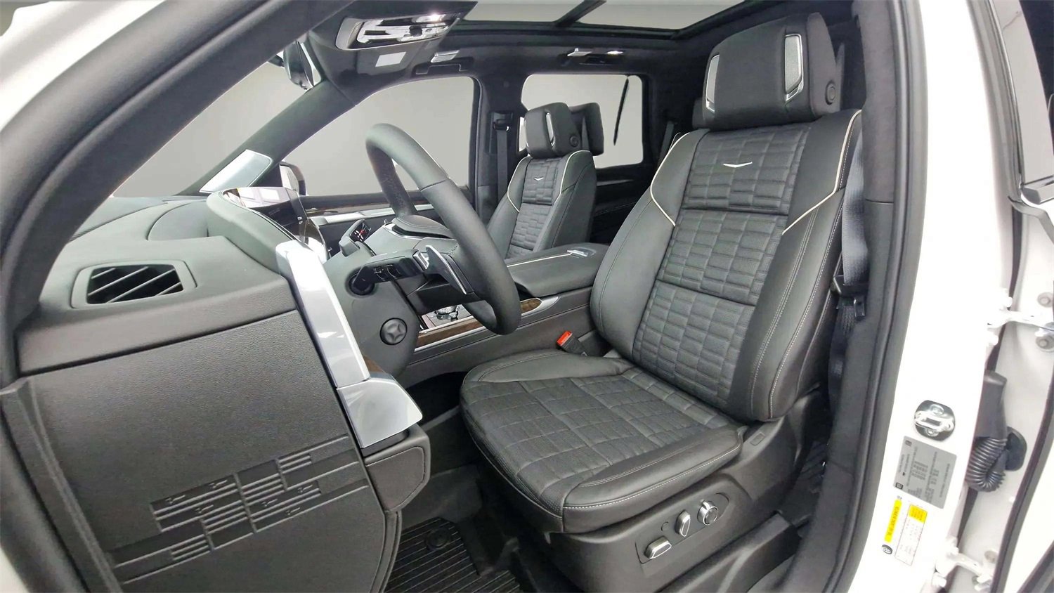 Used 2025 Cadillac Escalade Sport Platinum w/ LPO, ONYX Package image 28