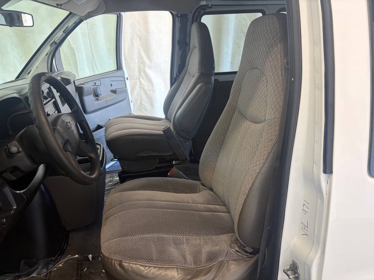 Used 2006 Chevrolet Express 2500 Passenger w/ LT Preferred Equipment Group RWD image 19