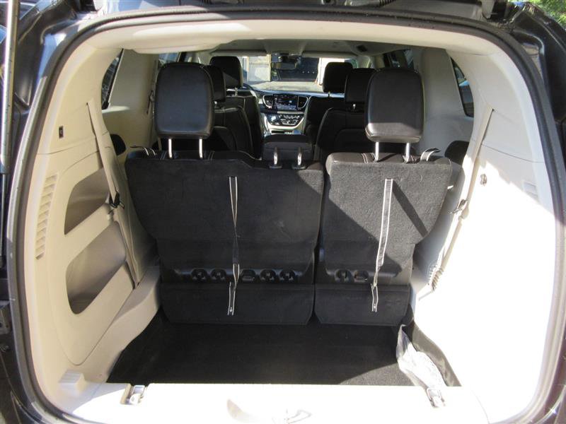Used 2023 Chrysler Pacifica Touring-L FWD image 6