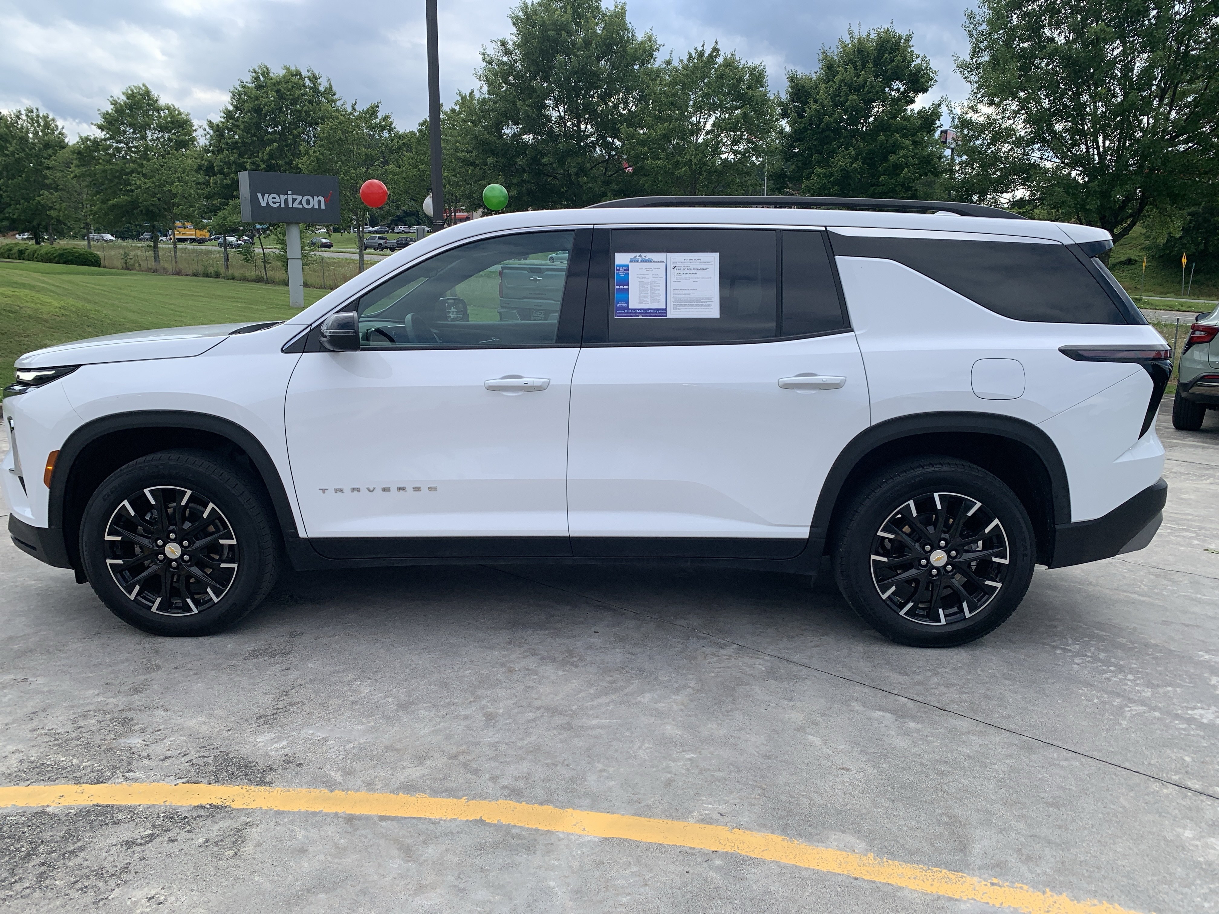 Used 2025 Chevrolet Traverse LT w/ Sun and Wheel Package FWD image 4