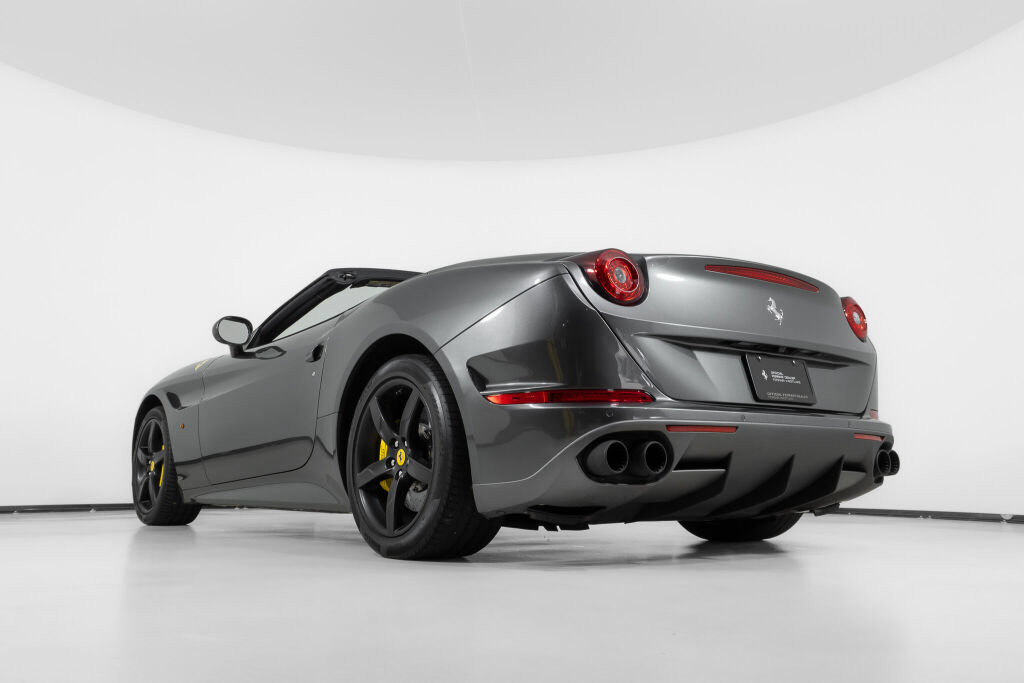 Used 2016 Ferrari California T RWD image 17