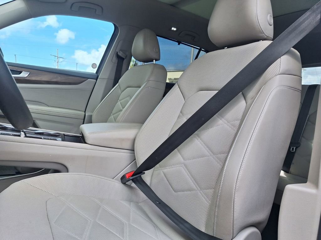 Used 2025 Volkswagen Atlas SE image 4