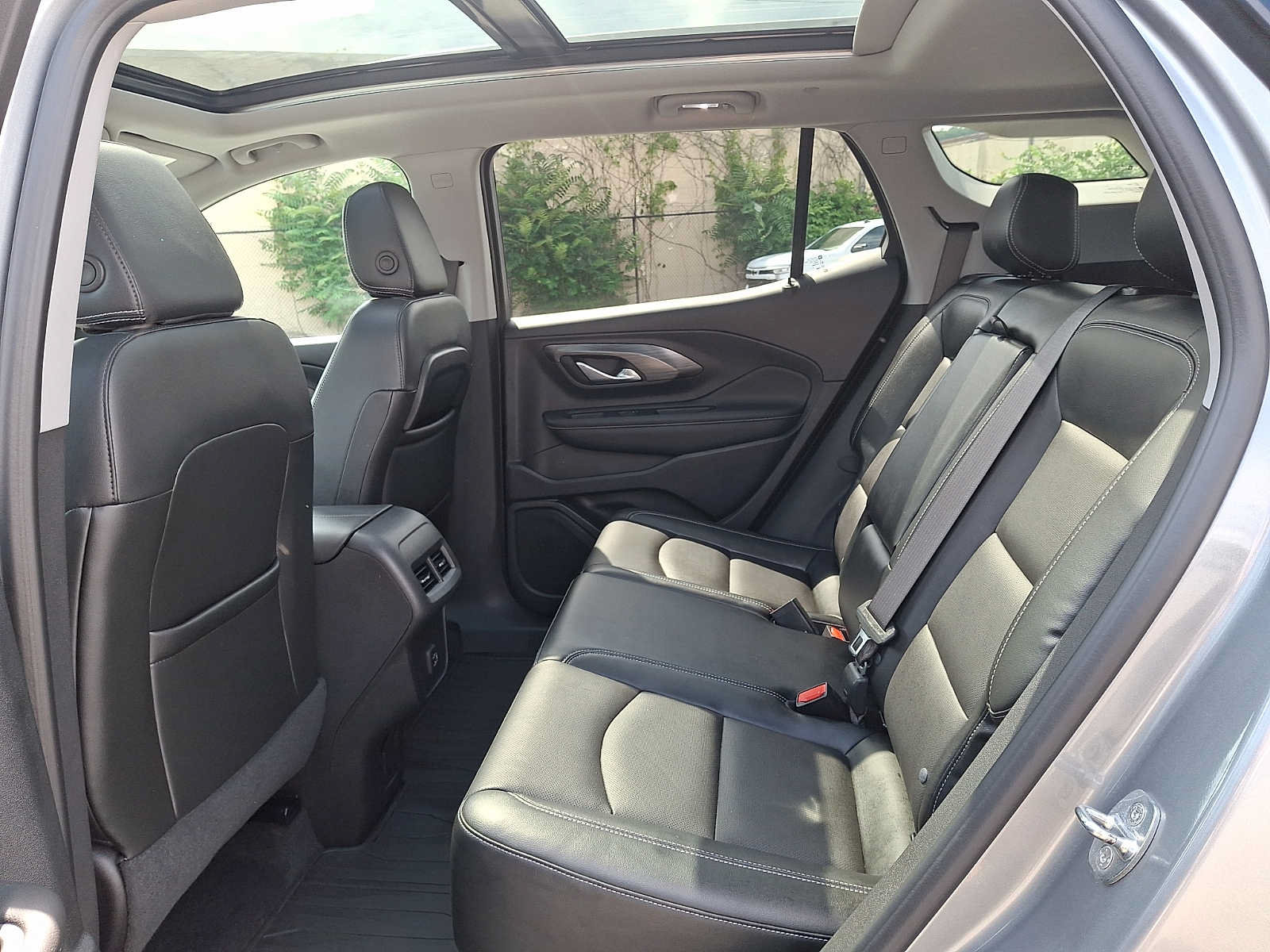 Used 2023 GMC Terrain SLT w/ Infotainment Package II AWD/4WD image 10