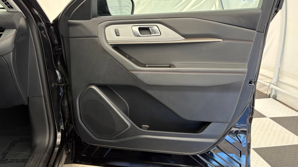 Used 2025 Ford Explorer Active AWD/4WD image 30