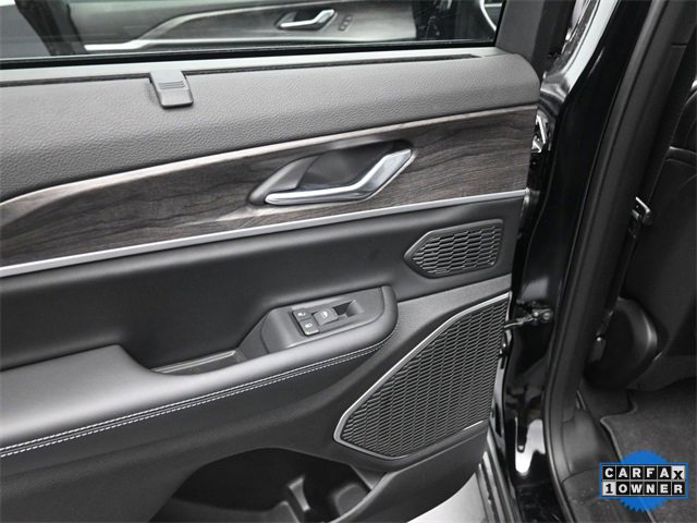 Used 2025 Jeep Grand Cherokee Limited w/ Luxury Tech Group II image 21