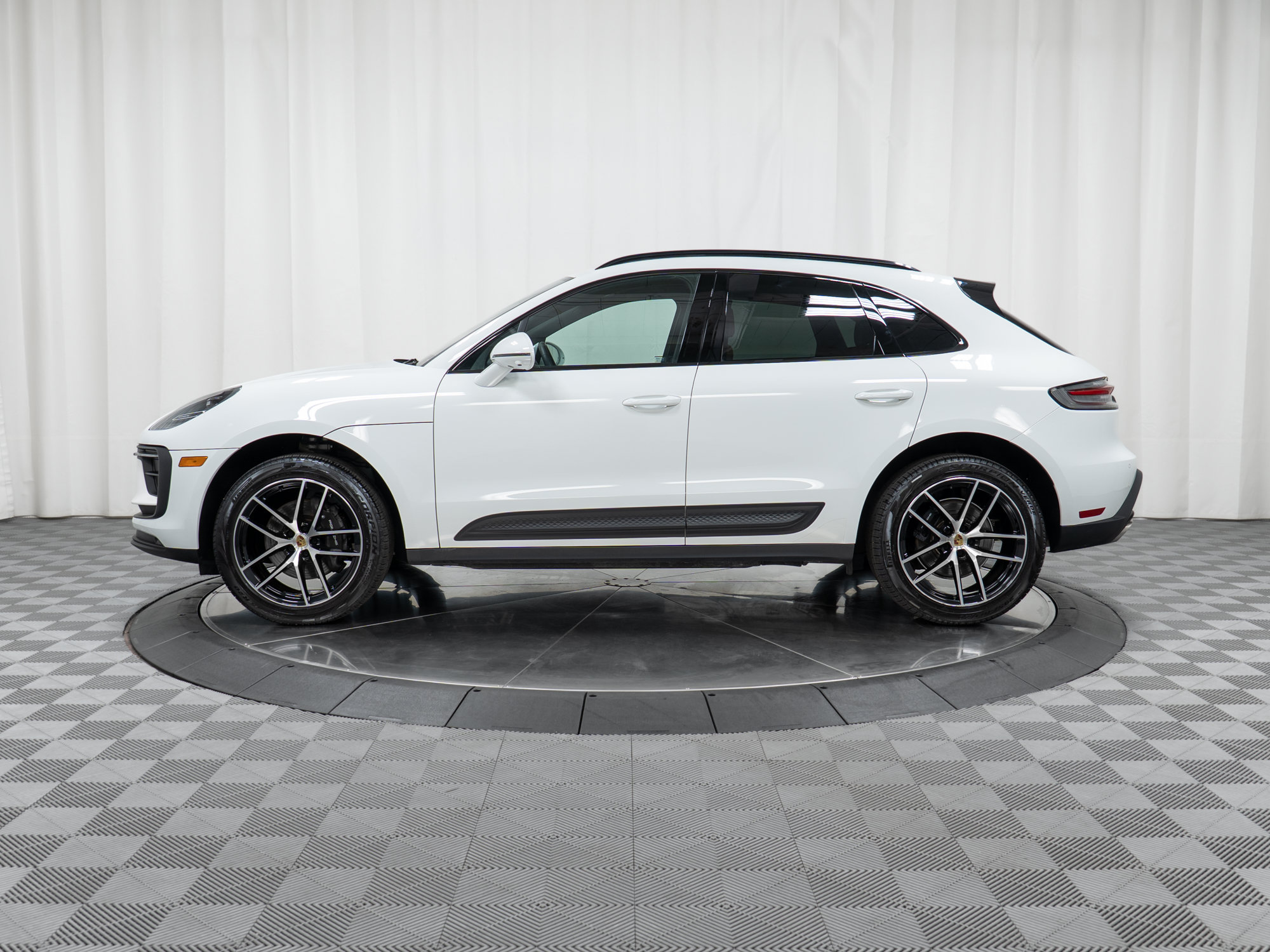 Certified 2022 Porsche Macan AWD/4WD image 2