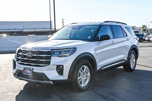 Used 2025 Ford Explorer Active w/ Active Comfort Package image 3