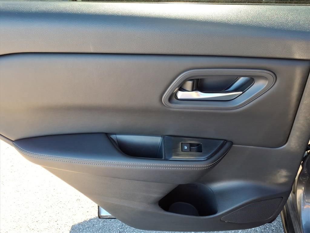 Used 2024 Nissan Rogue SV image 33