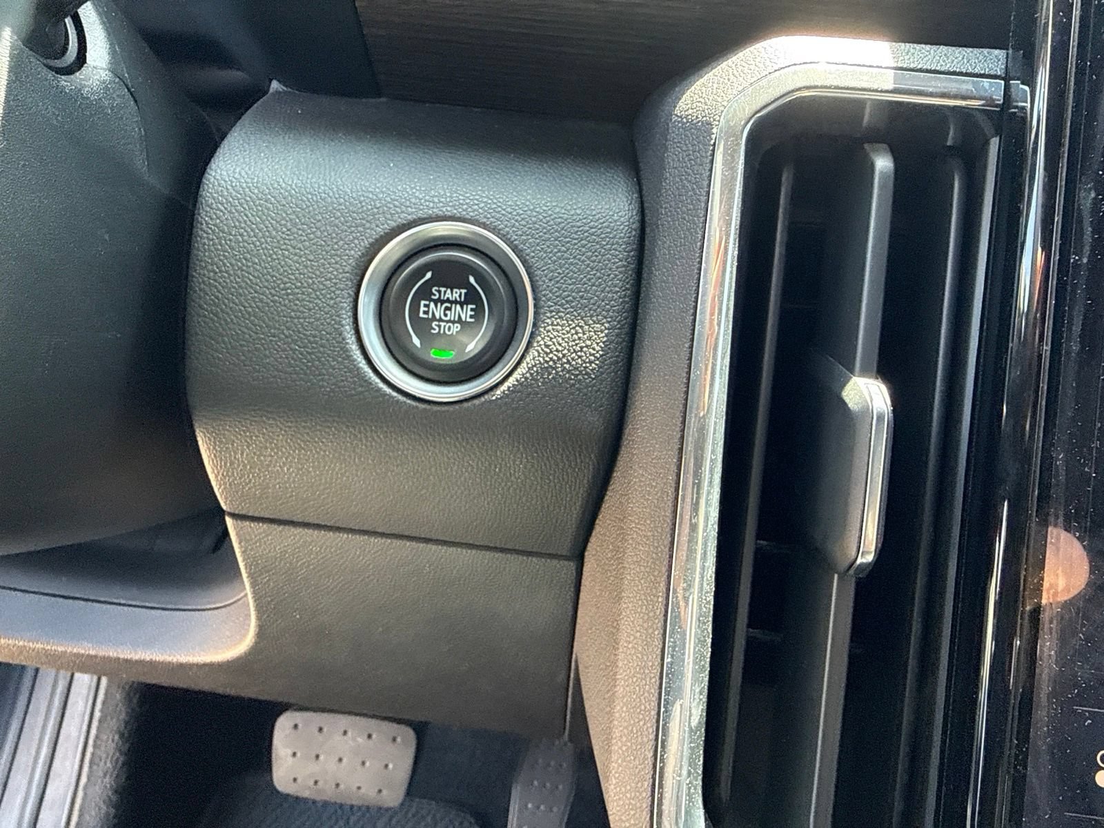 Used 2024 GMC Acadia Denali FWD image 27