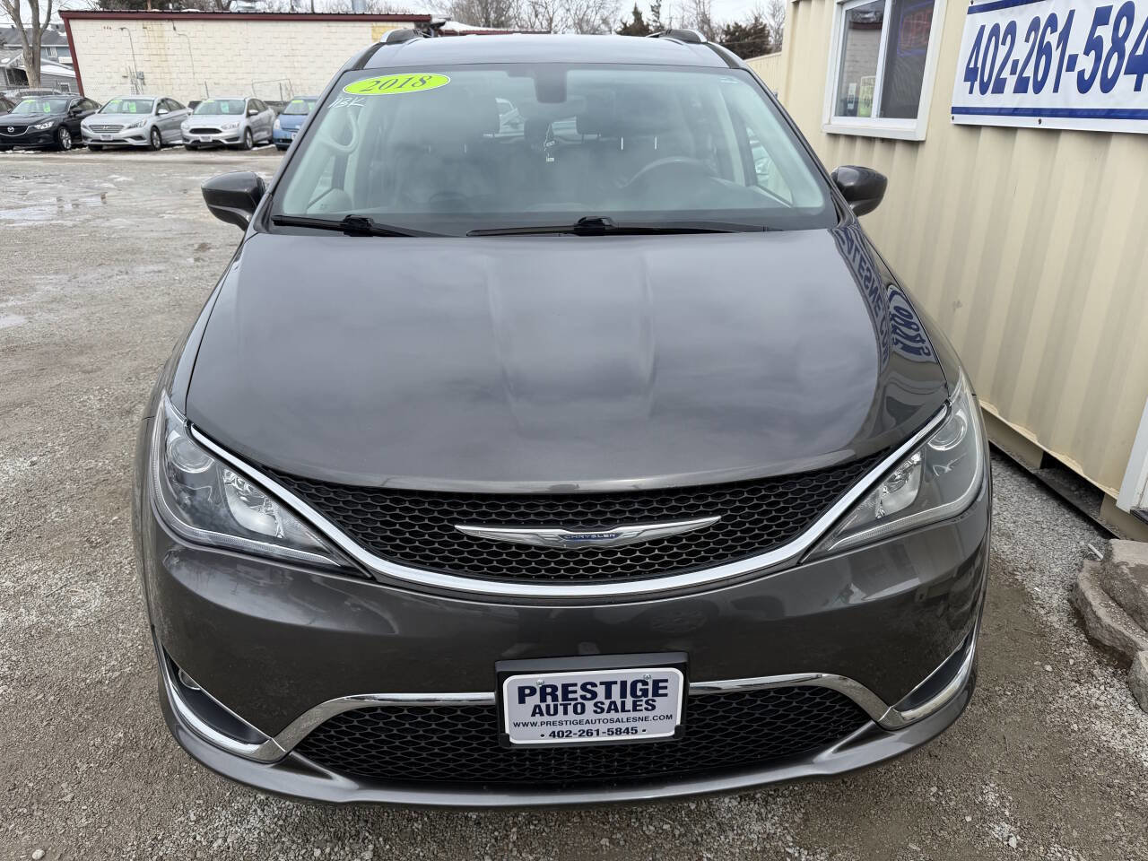Used 2018 Chrysler Pacifica Touring-L image 2