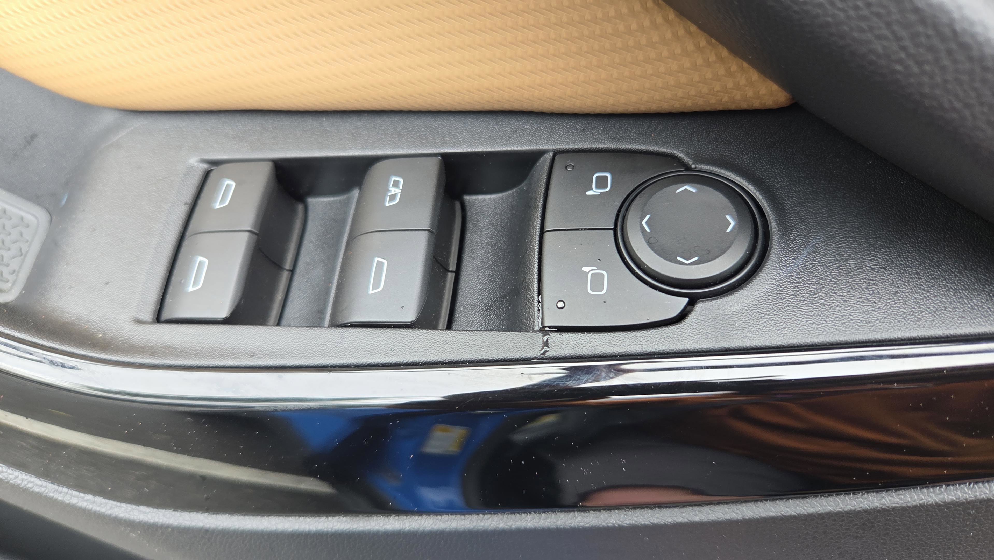 Certified 2025 Chevrolet Equinox ACTIV w/ Safety and Technology Package AWD/4WD image 30