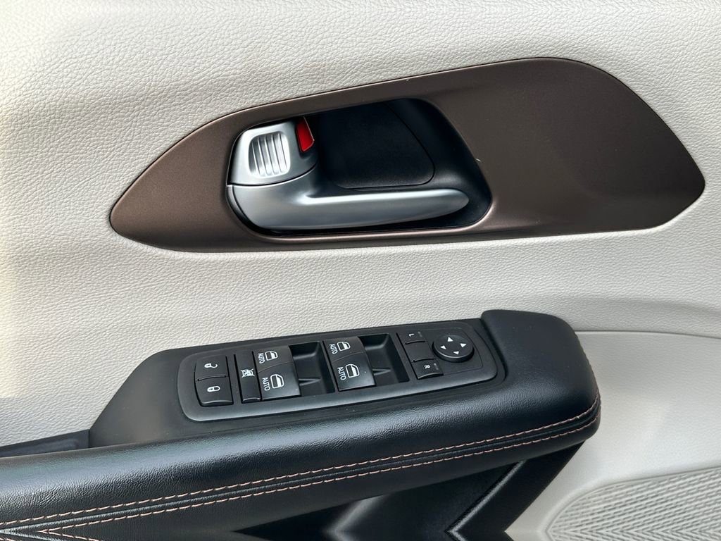 Used 2018 Chrysler Pacifica Touring-L Plus w/ Advanced Safetytec Group FWD image 23