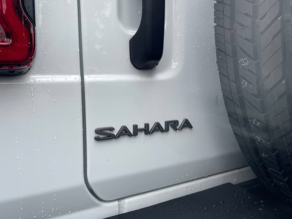 Used 2025 Jeep Wrangler Unlimited Sahara AWD/4WD image 16