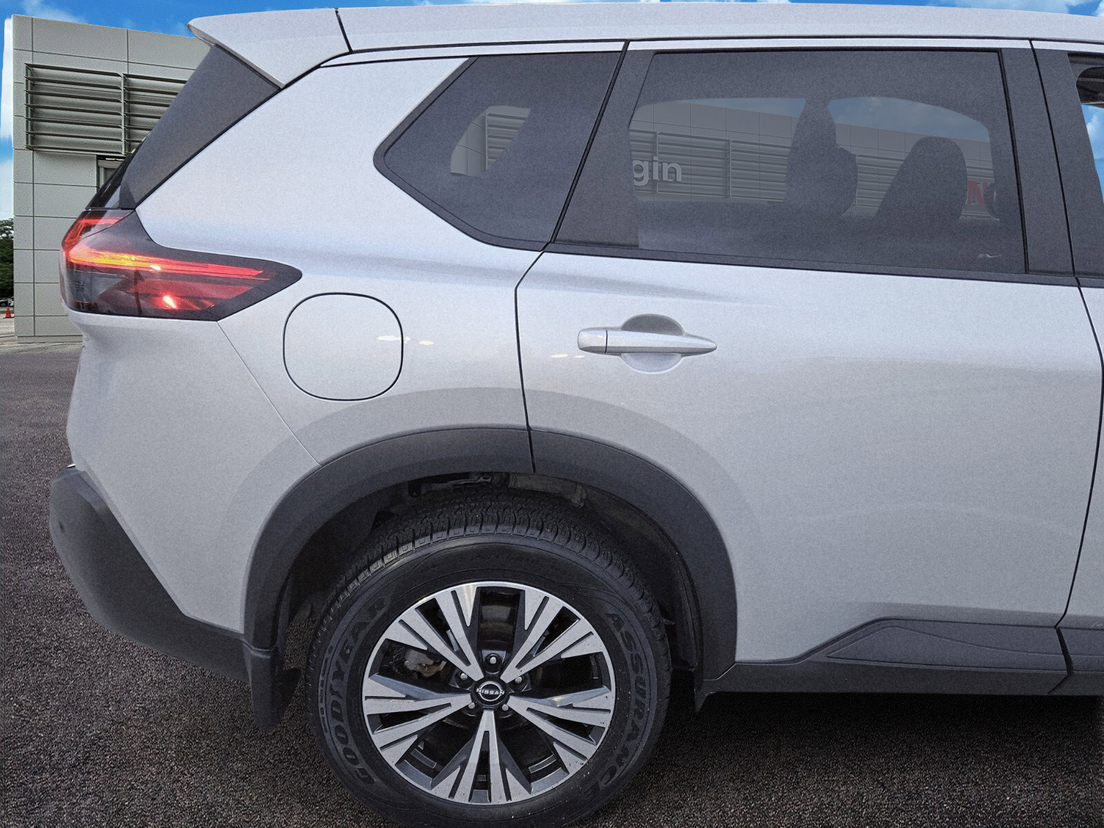 Used 2023 Nissan Rogue SV image 6