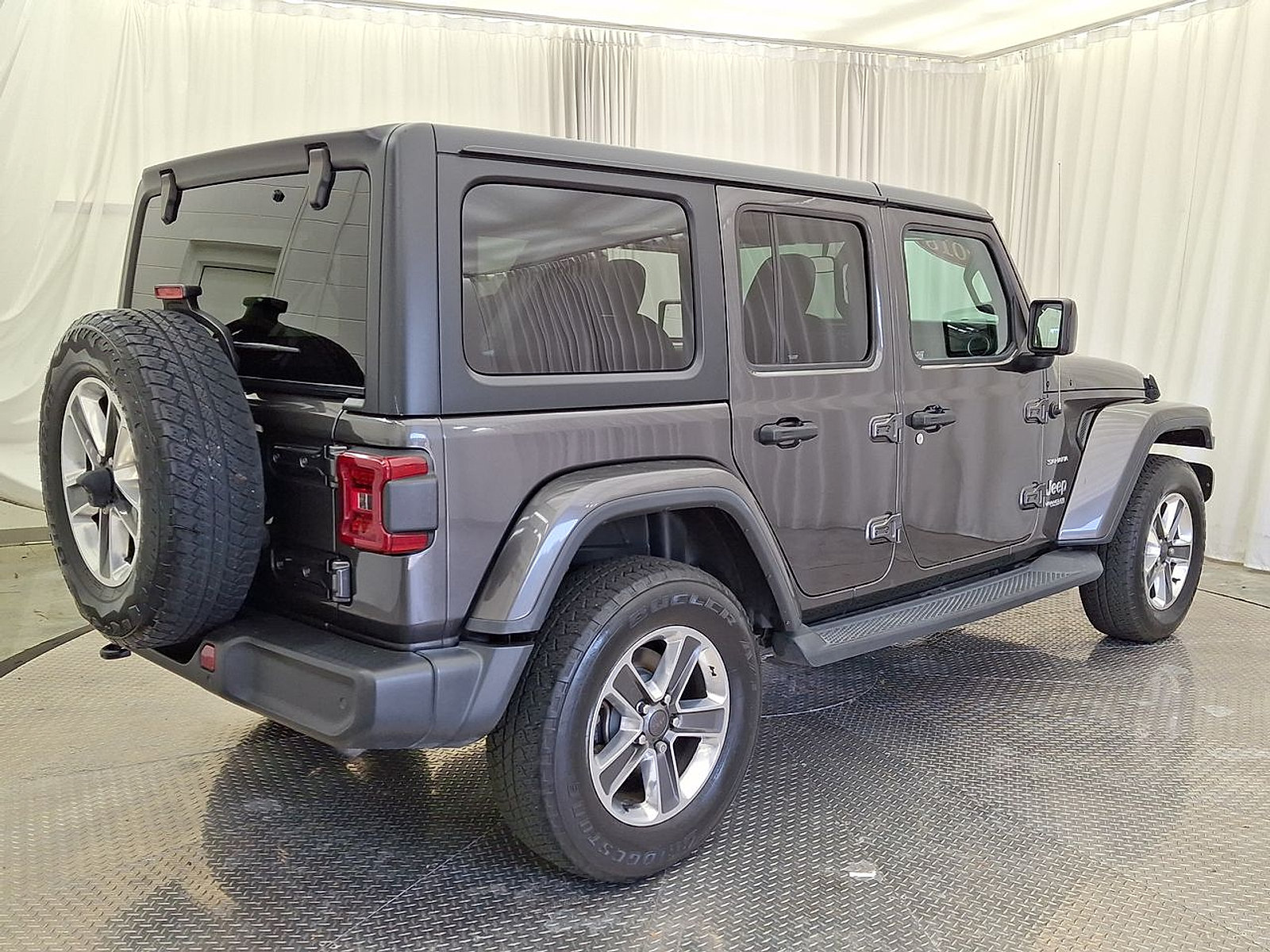 Used 2018 Jeep Wrangler Unlimited Sahara w/ Cold Weather Group AWD/4WD image 28