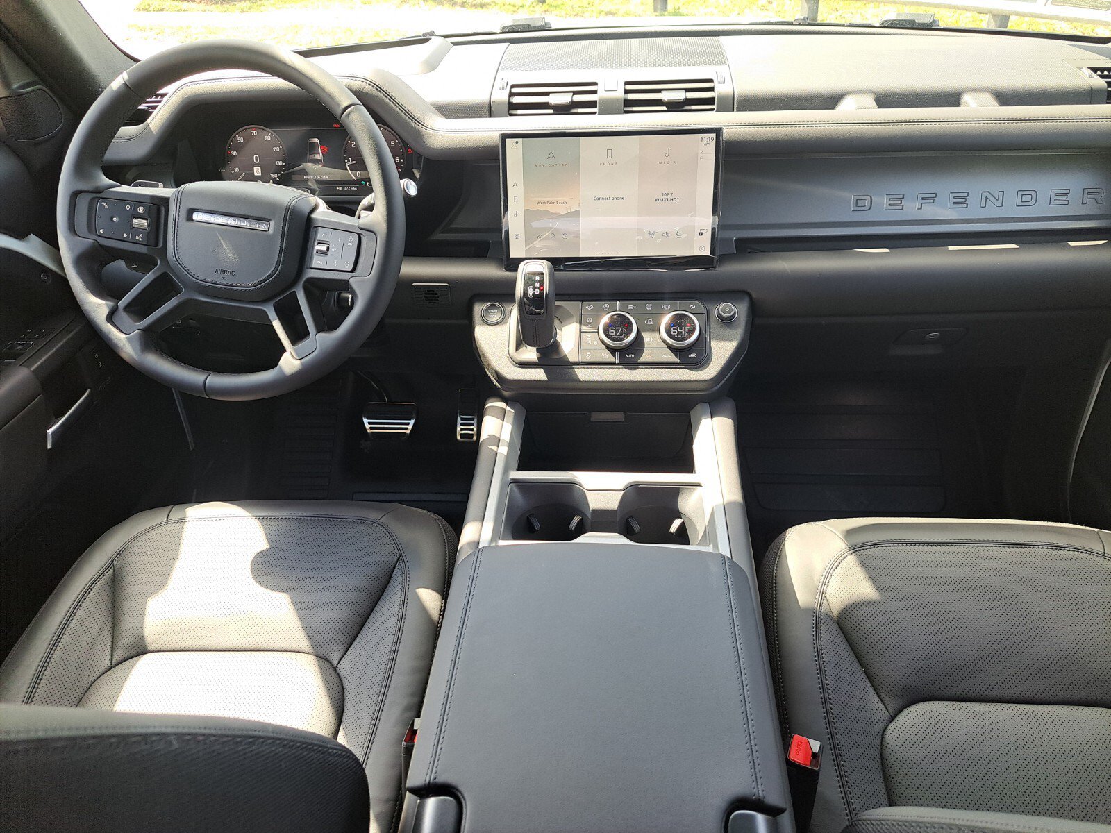 Used 2025 Land Rover Defender 130 V8 AWD/4WD image 3