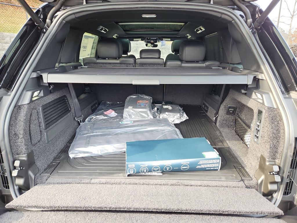 New 2026 Land Rover Range Rover Long Wheelbase SE image 13