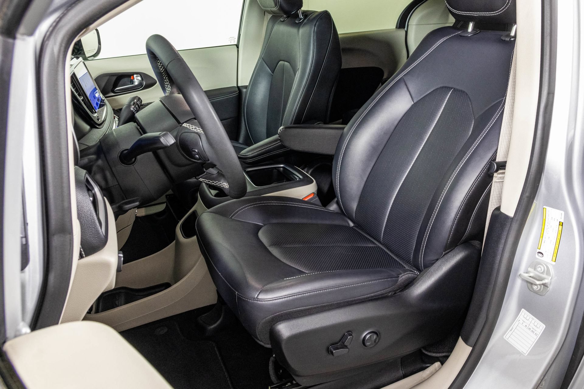 Used 2024 Chrysler Pacifica Limited FWD image 22