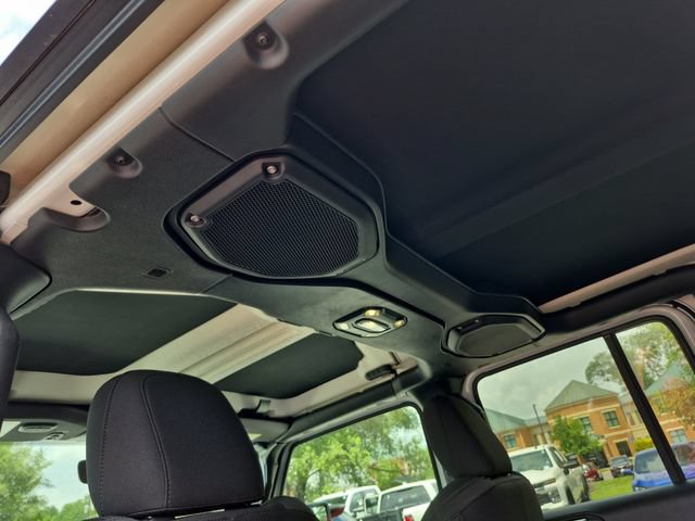 Used 2023 Jeep Gladiator Rubicon w/ Cold Weather Group AWD/4WD image 31