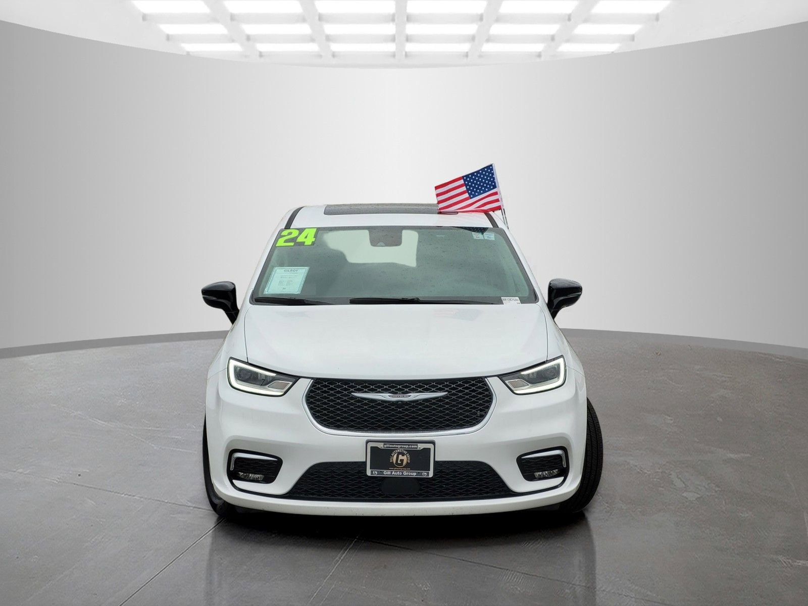 Used 2024 Chrysler Pacifica Limited image 2