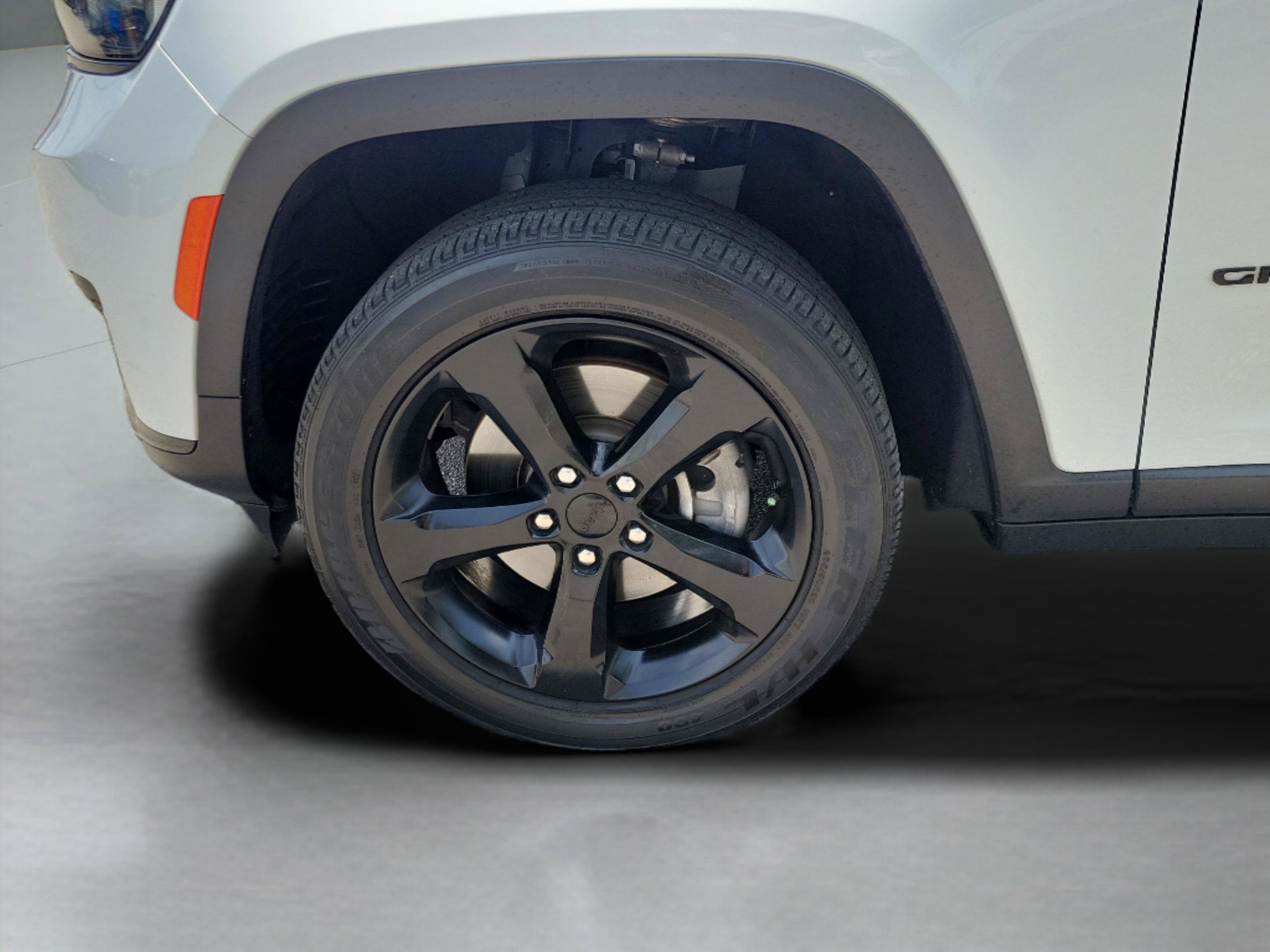 Used 2023 Jeep Grand Cherokee L Laredo AWD/4WD image 32