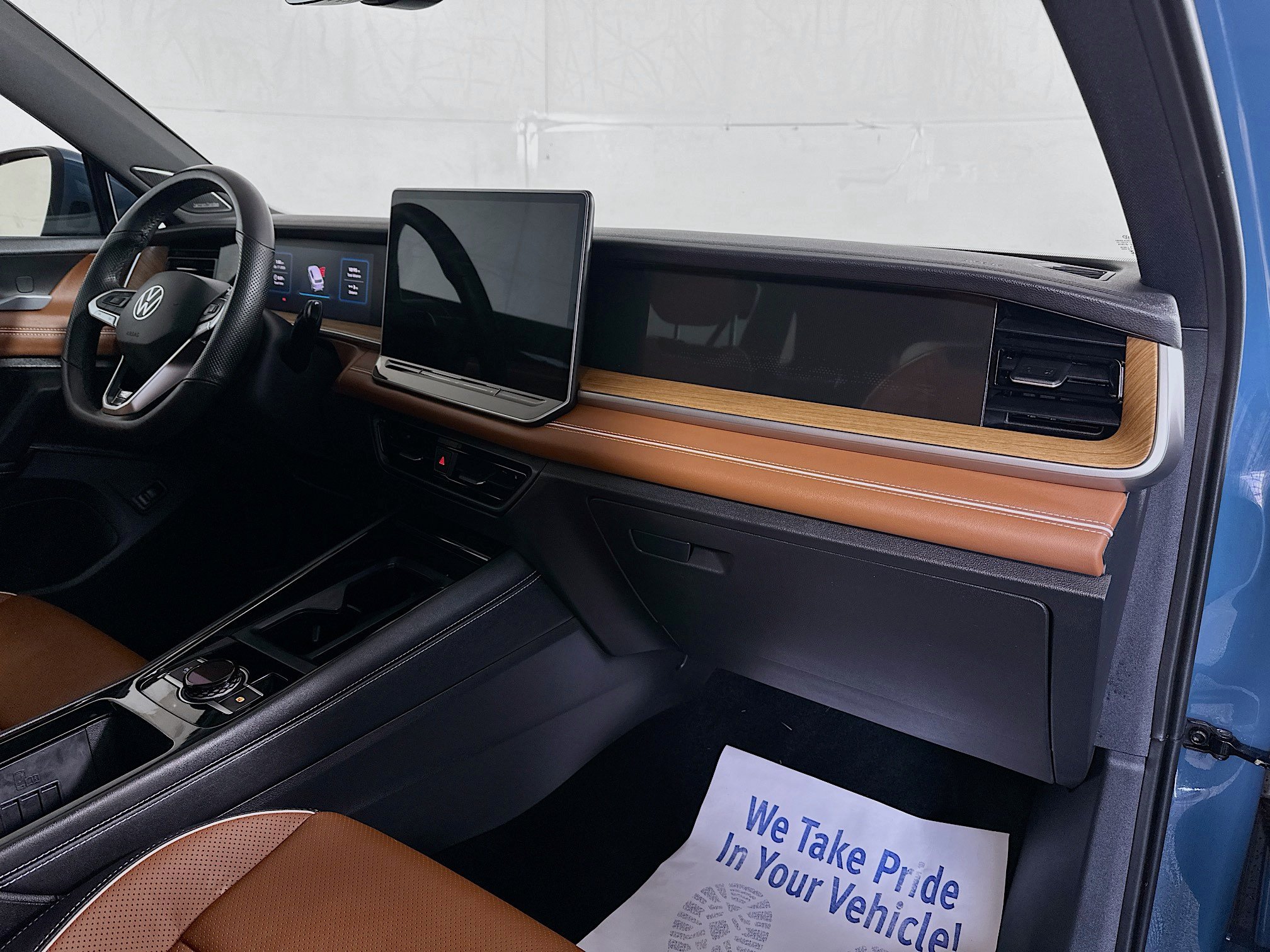 Certified 2025 Volkswagen Tiguan SEL R-Line AWD/4WD image 30