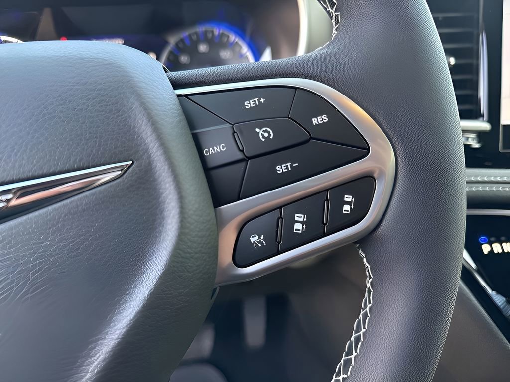 New 2025 Chrysler Pacifica Select AWD/4WD image 25