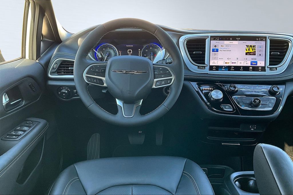 New 2026 Chrysler Pacifica Select image 5