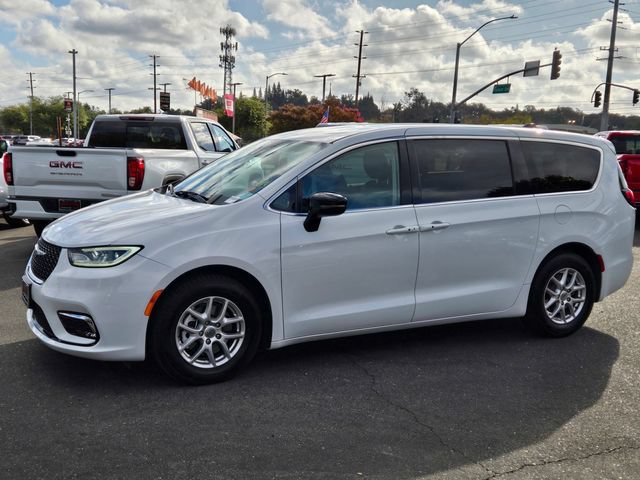 Used 2024 Chrysler Pacifica Touring-L FWD image 7