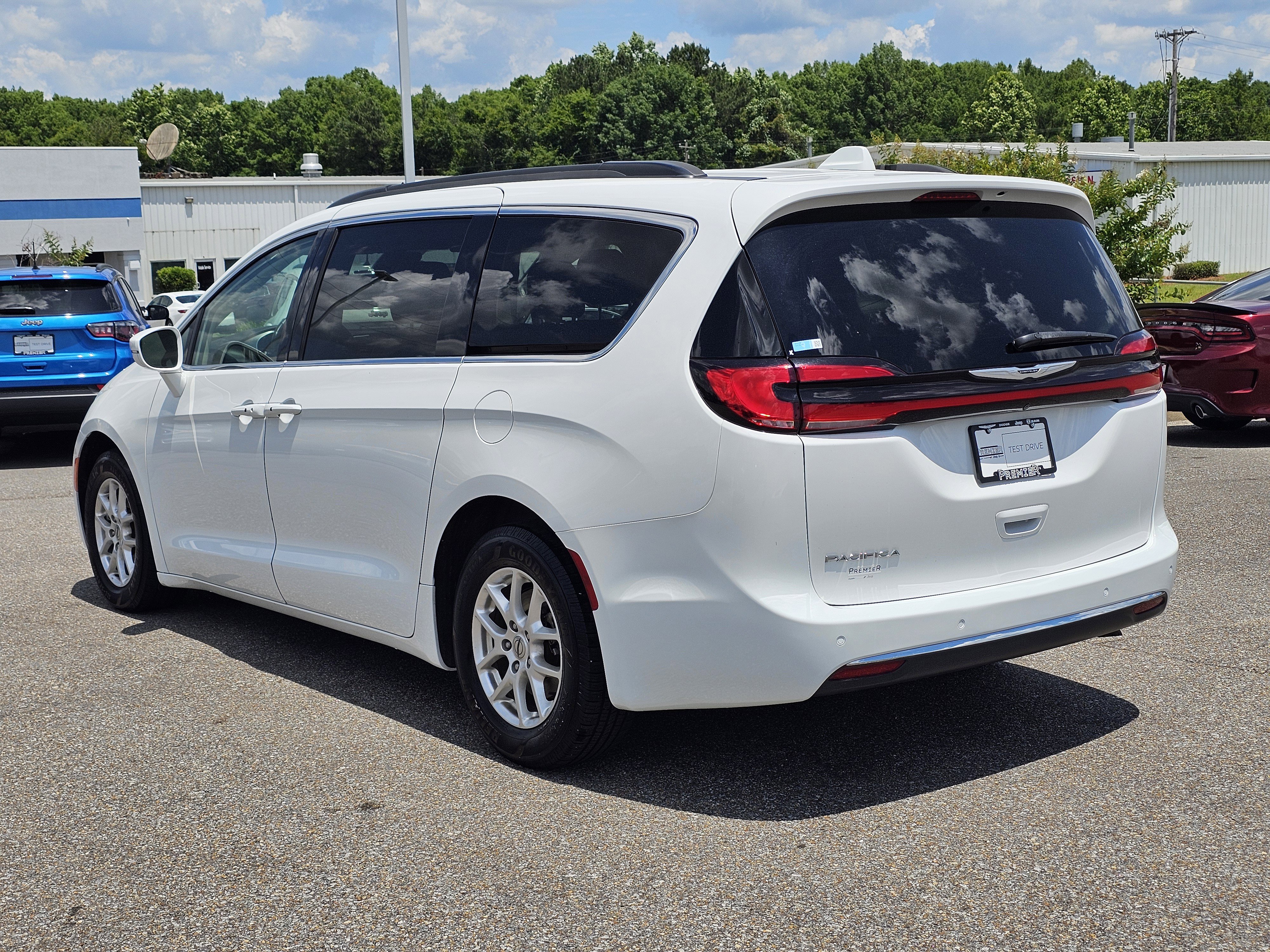 Used 2022 Chrysler Pacifica Touring-L FWD image 12