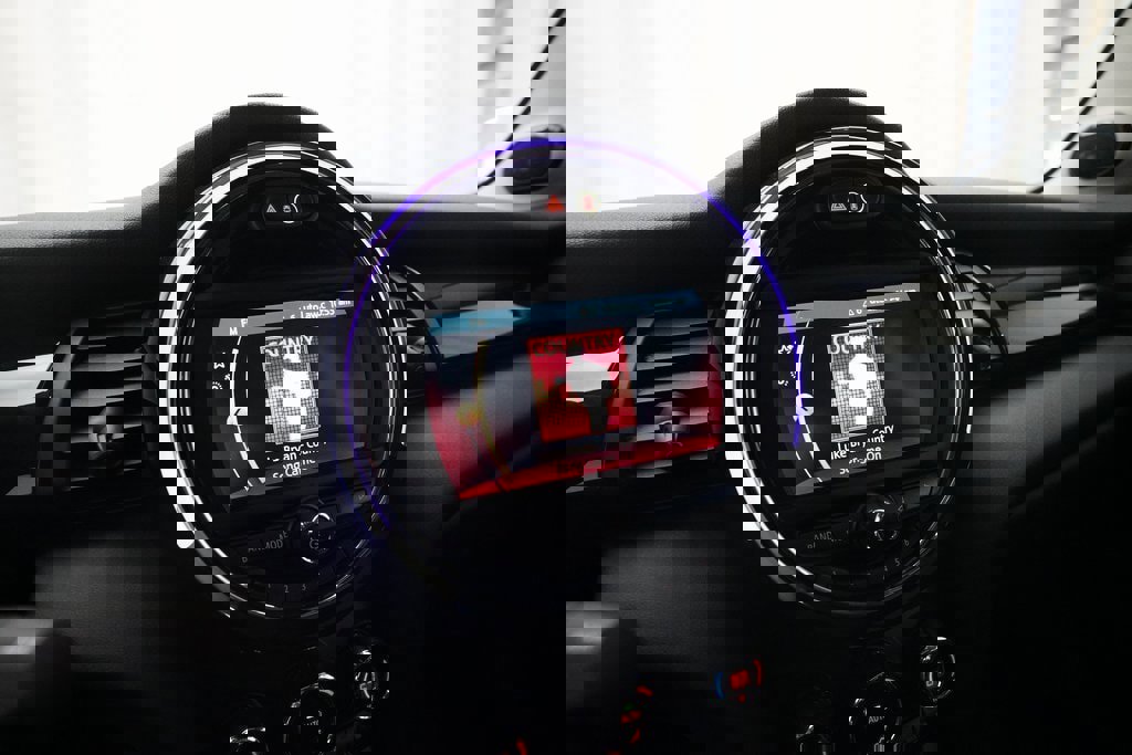 Used 2020 MINI Cooper 4-Door Hardtop image 6