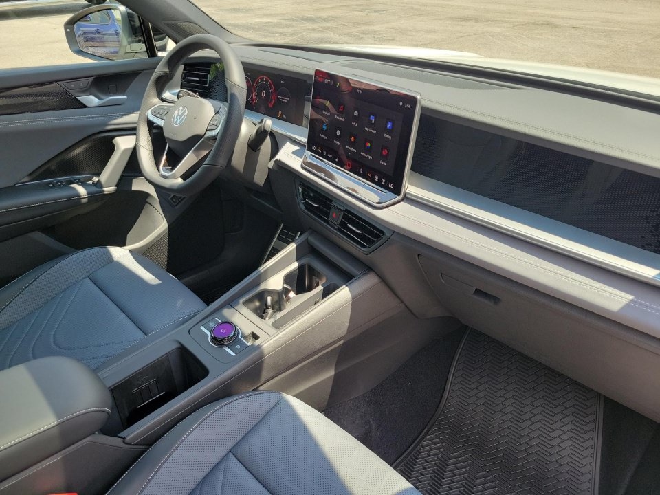 New 2026 Volkswagen Tiguan SE R-Line FWD image 28