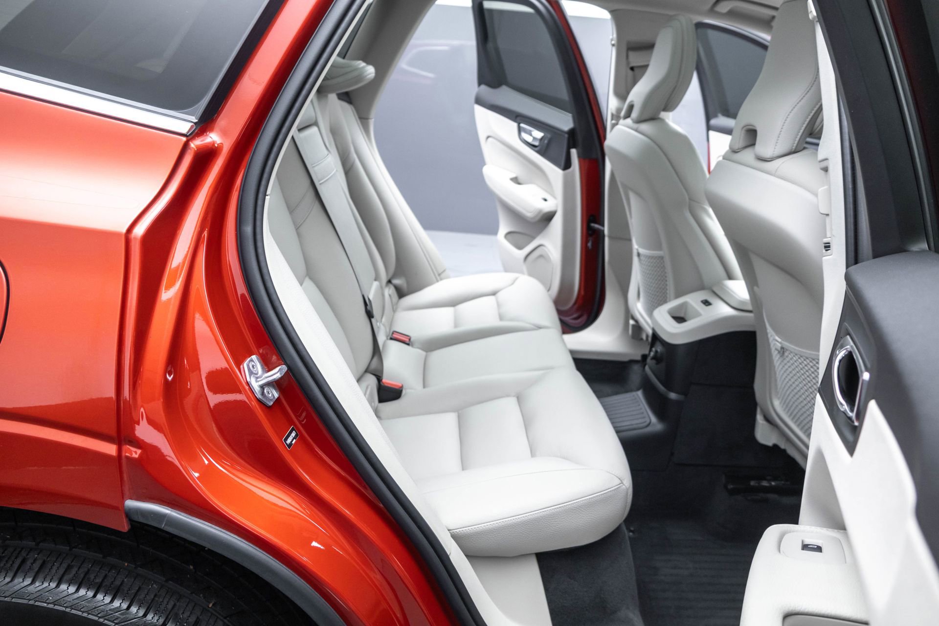 Used 2019 Volvo XC60 T8 Momentum w/ Advanced Package image 34