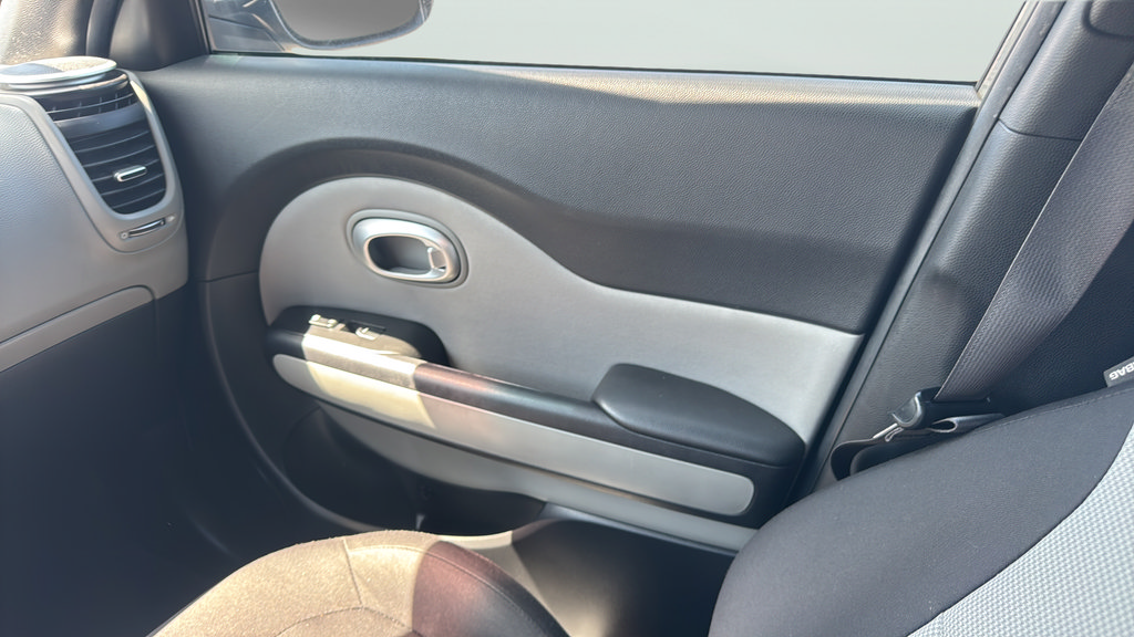 Used 2015 Kia Soul FWD image 17