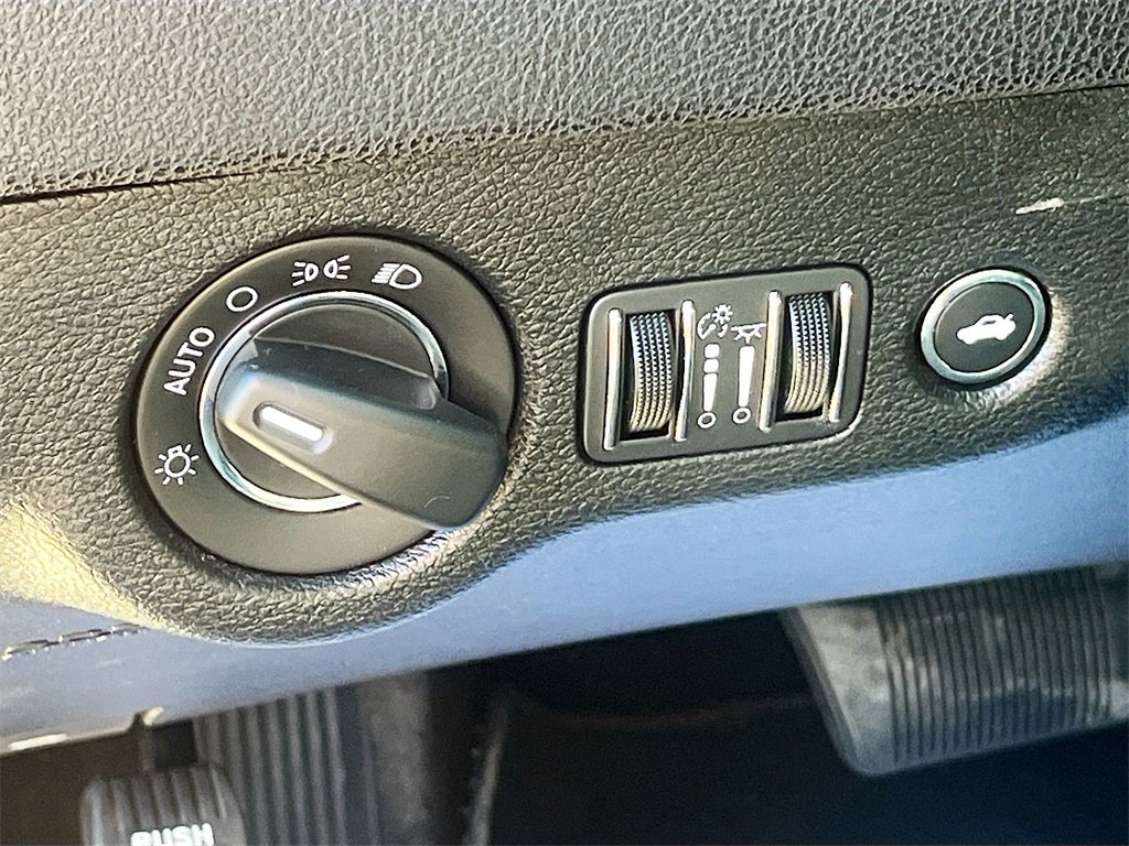 Used 2021 Chrysler 300 Touring w/ Sport Appearance Package image 10