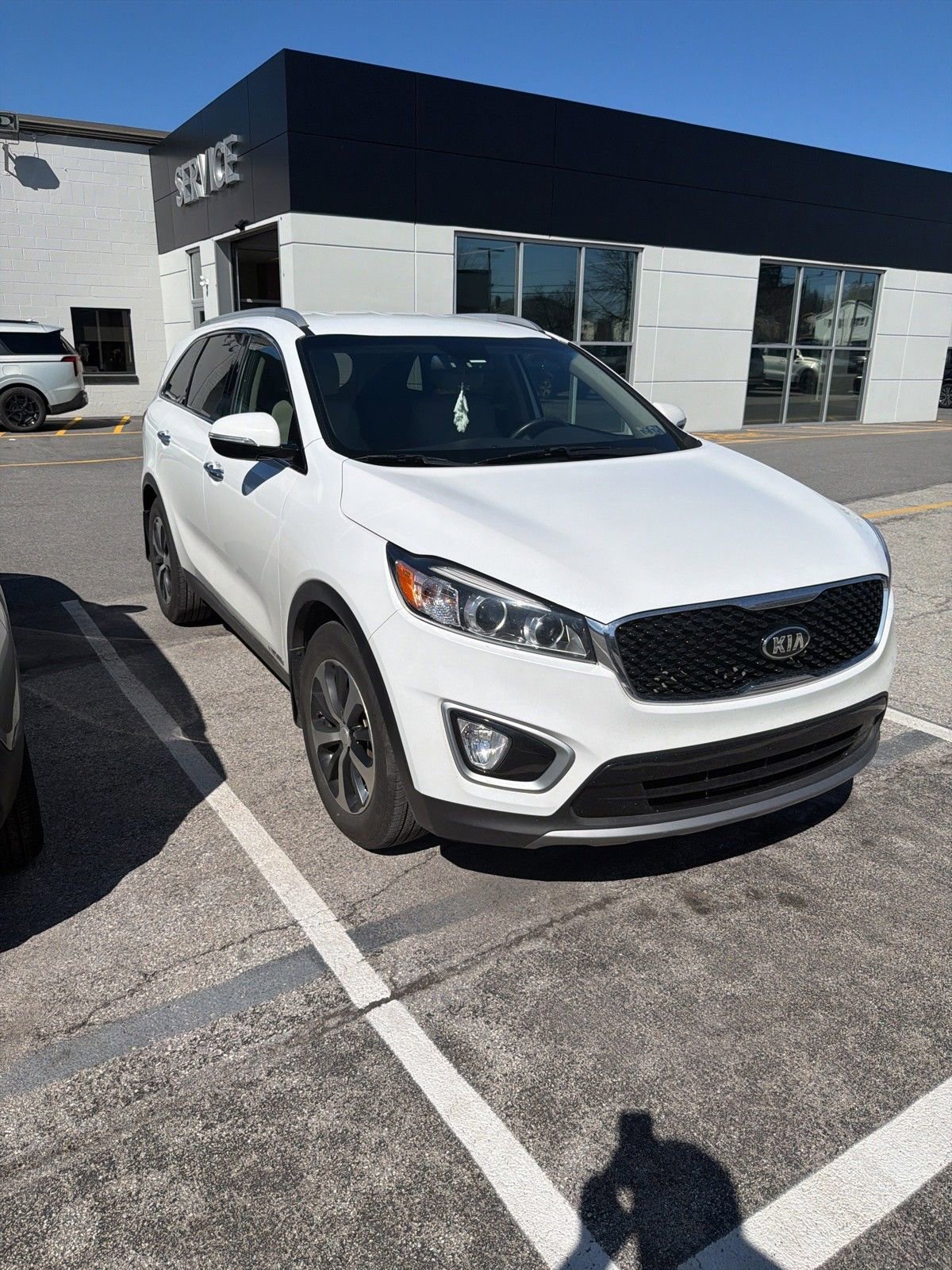 Used 2017 Kia Sorento EX image 2