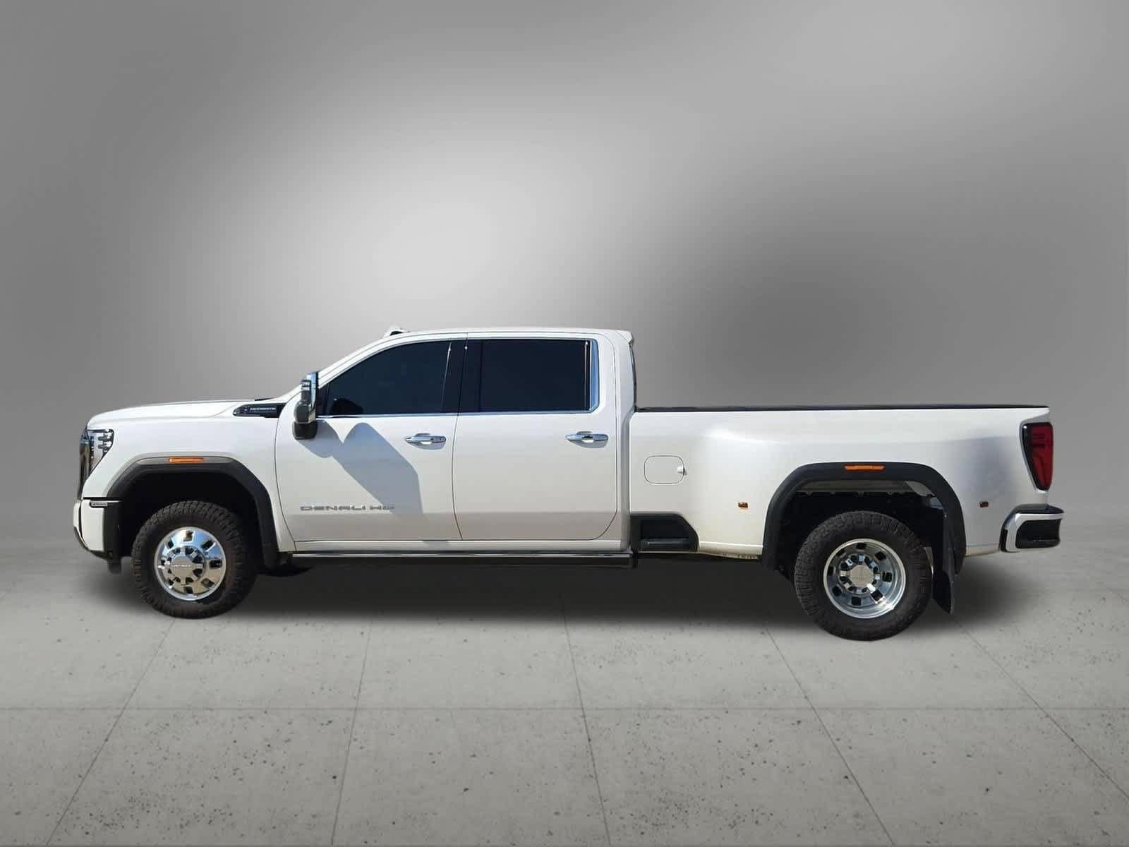 Used 2024 GMC Sierra 3500 Denali Ultimate AWD/4WD image 3