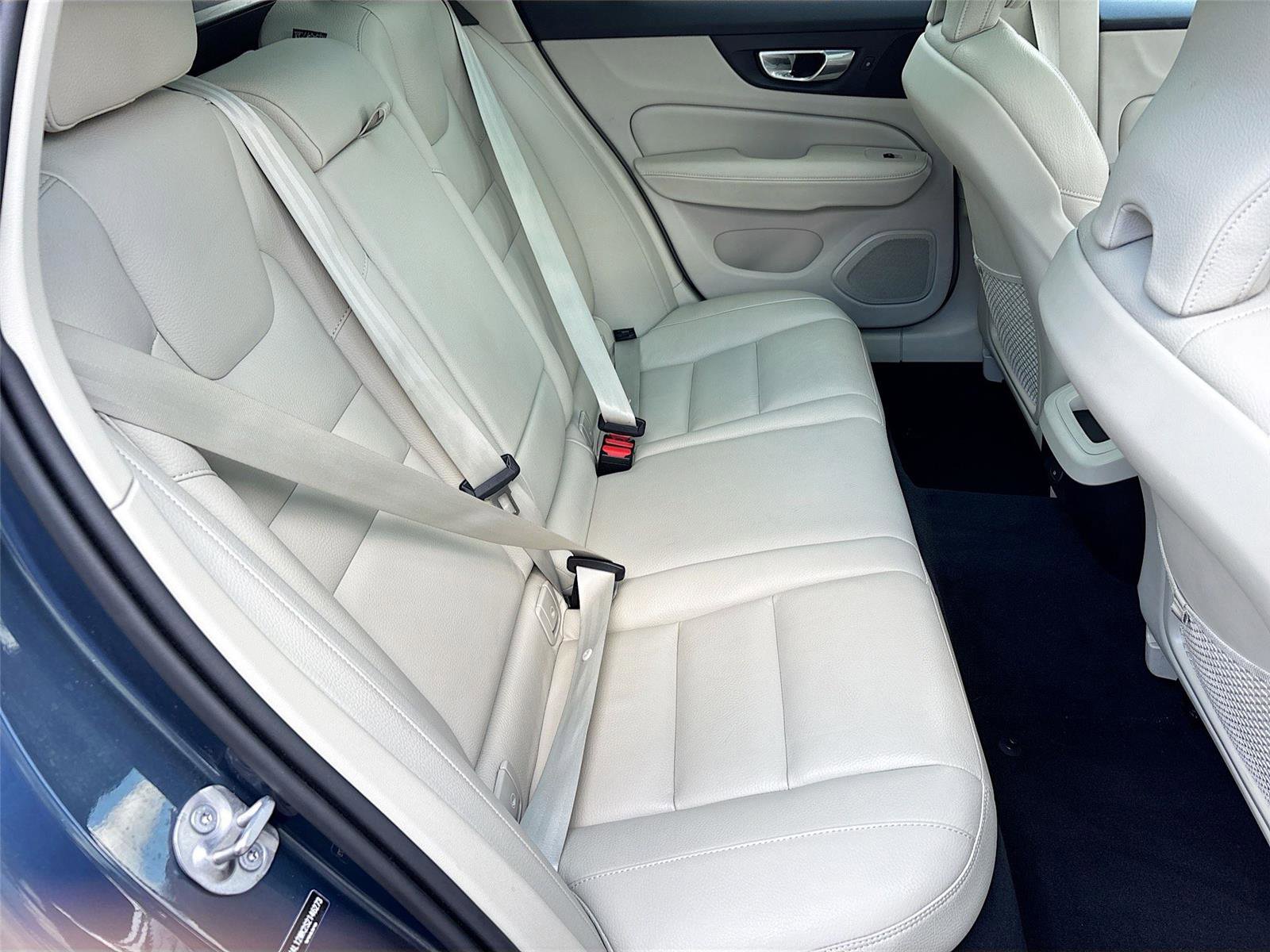 Used 2025 Volvo V60 B5 Cross Country Plus image 28