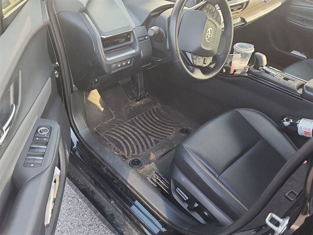 Used 2025 Toyota Prius XLE AWD/4WD image 6